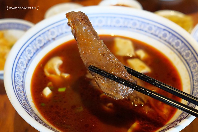 段純貞牛肉麵┃台中西區美食：新竹超人氣牛肉麵店，台中公益路小吃美食再一發，網路票選全台十大牛肉麵店，推薦燉番茄牛肉手打麵，小菜選擇性也很多 @飛天璇的口袋