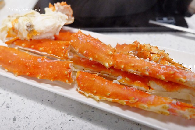 肉魂鑄鐵料理．de Meaty Spirit┃台中北屯美食：環境寬敞又明亮，食材新鮮又奢華，澳洲9A牛肉+帝王蟹等季節性現流海鮮，台中少見的鐵鑄鍋火鍋店 @飛天璇的口袋