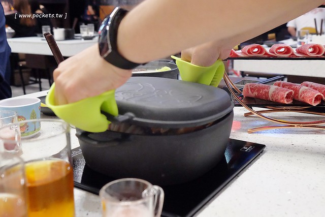 肉魂鑄鐵料理．de Meaty Spirit┃台中北屯美食：環境寬敞又明亮，食材新鮮又奢華，澳洲9A牛肉+帝王蟹等季節性現流海鮮，台中少見的鐵鑄鍋火鍋店 @飛天璇的口袋
