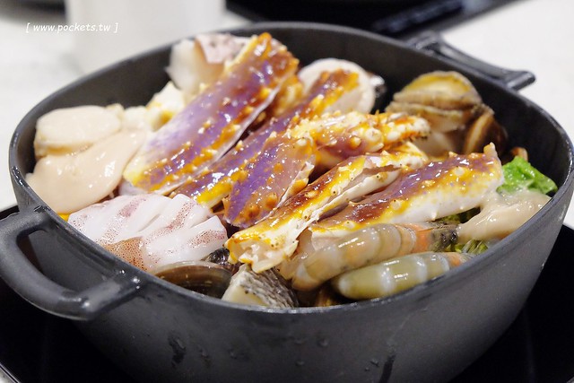 肉魂鑄鐵料理．de Meaty Spirit┃台中北屯美食：環境寬敞又明亮，食材新鮮又奢華，澳洲9A牛肉+帝王蟹等季節性現流海鮮，台中少見的鐵鑄鍋火鍋店 @飛天璇的口袋