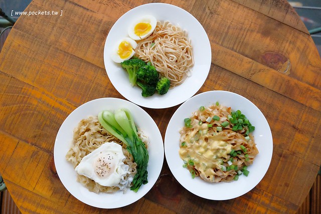 鬼椒乾拌麵┃口感彈牙的日曬手工麵，不想出門也可以在家輕鬆煮，簡單易煮料理有多種變化，鬼椒麻辣、干貝XO醬和椒麻海苔三種口味 @飛天璇的口袋