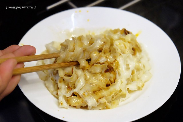 鬼椒乾拌麵┃口感彈牙的日曬手工麵，不想出門也可以在家輕鬆煮，簡單易煮料理有多種變化，鬼椒麻辣、干貝XO醬和椒麻海苔三種口味 @飛天璇的口袋