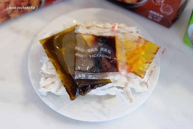 鬼椒乾拌麵┃口感彈牙的日曬手工麵，不想出門也可以在家輕鬆煮，簡單易煮料理有多種變化，鬼椒麻辣、干貝XO醬和椒麻海苔三種口味 @飛天璇的口袋