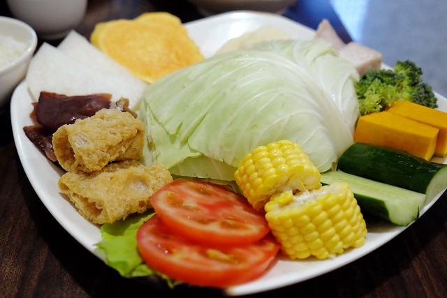 寬窄巷子老成都火鍋┃豐原美食推薦：使用20多種中藥辛香料，麻辣香濃的道地四川風味火鍋，記者出身的四川美女老闆娘，食尚玩家報導 @飛天璇的口袋