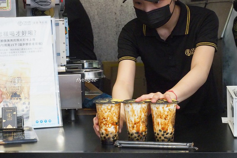 老虎堂黑糖專賣┃台中西屯：排到望穿秋水的超人氣黑糖珍奶，逢甲店排隊人潮比較少 @飛天璇的口袋