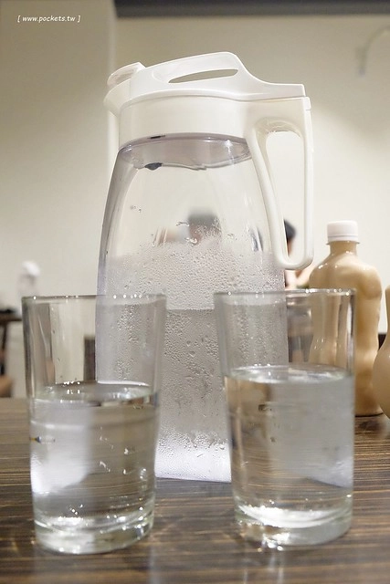 同拉麵┃台中北屯美食：大坑地區的深夜食堂，很接近日本風味的好吃拉麵，才開幕沒多久就要拿號碼牌，除了九州拉麵還有關東煮，超夯的小鮮肉和燈炮奶茶 @飛天璇的口袋