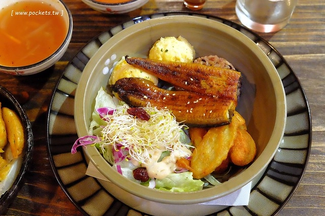 昨日花卷┃台中西區美食：Fusion創意料理作法，將各國料理融入菜色，新菜單正式上市，打卡破百送開胃菜，商業午餐送飲料，週五夜晚啤酒買一送一 @飛天璇的口袋