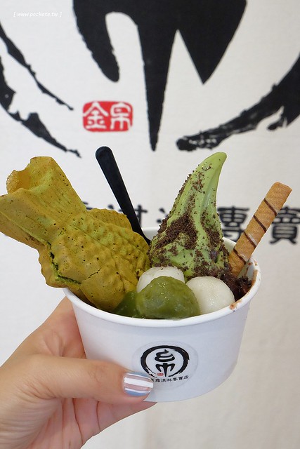 金帛霜淇淋專賣店┃台中北區美食：一中商圈的散步美食，抹茶鯛魚燒宇治金時上市，搬了家之後空間更寬敞，有淡淡的日式復古氛圍 @飛天璇的口袋