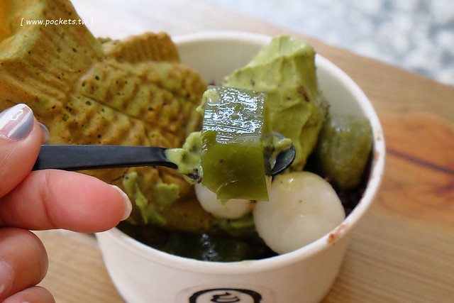 金帛霜淇淋專賣店┃台中北區美食：一中商圈的散步美食，抹茶鯛魚燒宇治金時上市，搬了家之後空間更寬敞，有淡淡的日式復古氛圍 @飛天璇的口袋