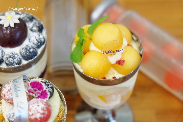 窩巷二店@大全店┃台中西區美食：台灣首見時尚的酒杯甜點，鄰近台中文學館和台中市役所，結合古早味的柑仔店和日日春唱片行 @飛天璇的口袋