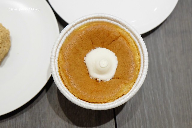 莎得徠茲．Chateraise┃台中逢甲美食：來自日本富士山下山梨縣的日法式甜點店，日本擁有470家連鎖店，標榜使用日本直送的食材，推薦生乳捲和泡芙 @飛天璇的口袋