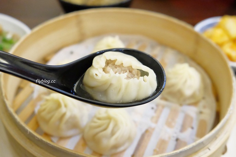 【台中西區】饕之鄉李姐的店：有平價鼎泰豐美喻的小籠包，蔥油餅和鮭魚炒飯也推薦 @飛天璇的口袋