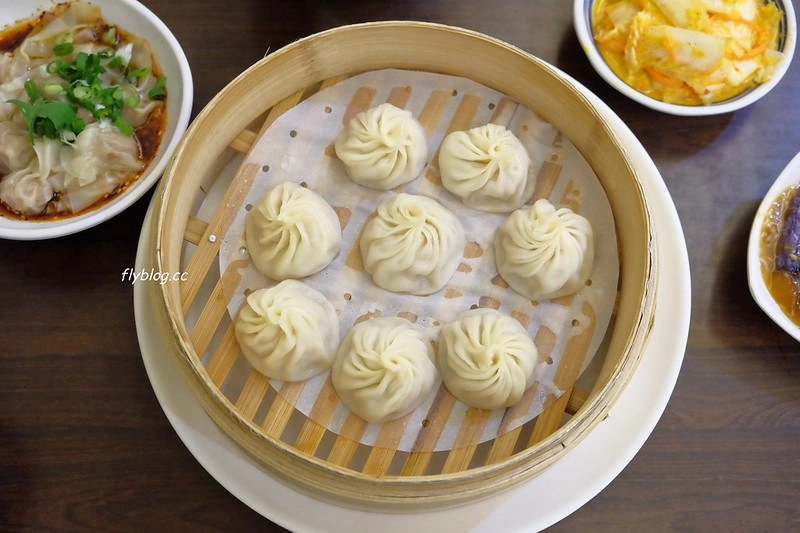 【台中西區】饕之鄉李姐的店：有平價鼎泰豐美喻的小籠包，蔥油餅和鮭魚炒飯也推薦 @飛天璇的口袋