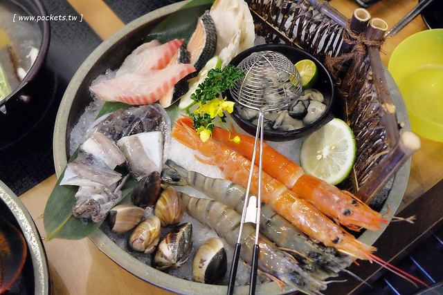 灰鴿┃台中西屯美食：中科商圈精緻火鍋餐廳，嚴選頂級食材， 澳洲極黑和牛、活體波士頓龍蝦、帝王鮭魚、天使紅蝦，開幕期間點鍋送伊比利豬 @飛天璇的口袋