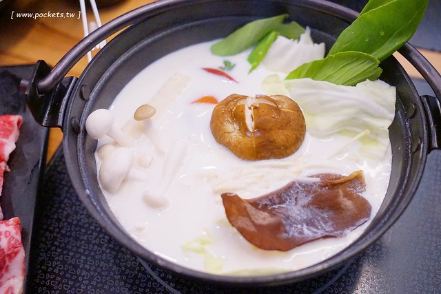 灰鴿┃台中西屯美食：中科商圈精緻火鍋餐廳，嚴選頂級食材， 澳洲極黑和牛、活體波士頓龍蝦、帝王鮭魚、天使紅蝦，開幕期間點鍋送伊比利豬 @飛天璇的口袋