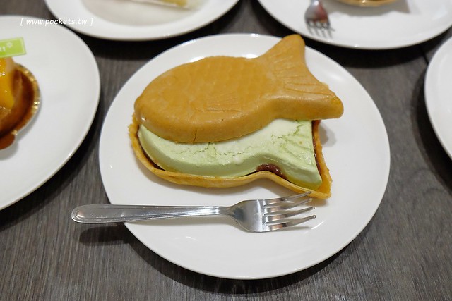 莎得徠茲．Chateraise┃台中逢甲美食：來自日本富士山下山梨縣的日法式甜點店，日本擁有470家連鎖店，標榜使用日本直送的食材，推薦生乳捲和泡芙 @飛天璇的口袋