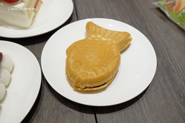 莎得徠茲．Chateraise┃台中逢甲美食：來自日本富士山下山梨縣的日法式甜點店，日本擁有470家連鎖店，標榜使用日本直送的食材，推薦生乳捲和泡芙 @飛天璇的口袋