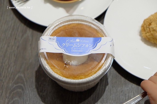 莎得徠茲．Chateraise┃台中逢甲美食：來自日本富士山下山梨縣的日法式甜點店，日本擁有470家連鎖店，標榜使用日本直送的食材，推薦生乳捲和泡芙 @飛天璇的口袋