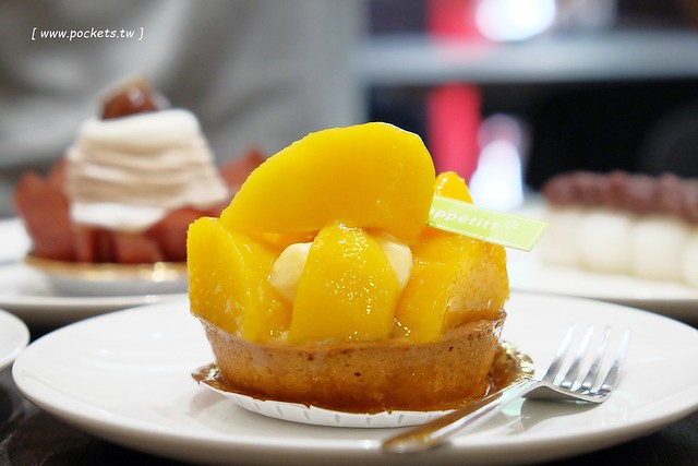 莎得徠茲．Chateraise┃台中逢甲美食：來自日本富士山下山梨縣的日法式甜點店，日本擁有470家連鎖店，標榜使用日本直送的食材，推薦生乳捲和泡芙 @飛天璇的口袋