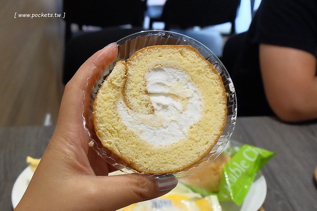 莎得徠茲．Chateraise┃台中逢甲美食：來自日本富士山下山梨縣的日法式甜點店，日本擁有470家連鎖店，標榜使用日本直送的食材，推薦生乳捲和泡芙 @飛天璇的口袋