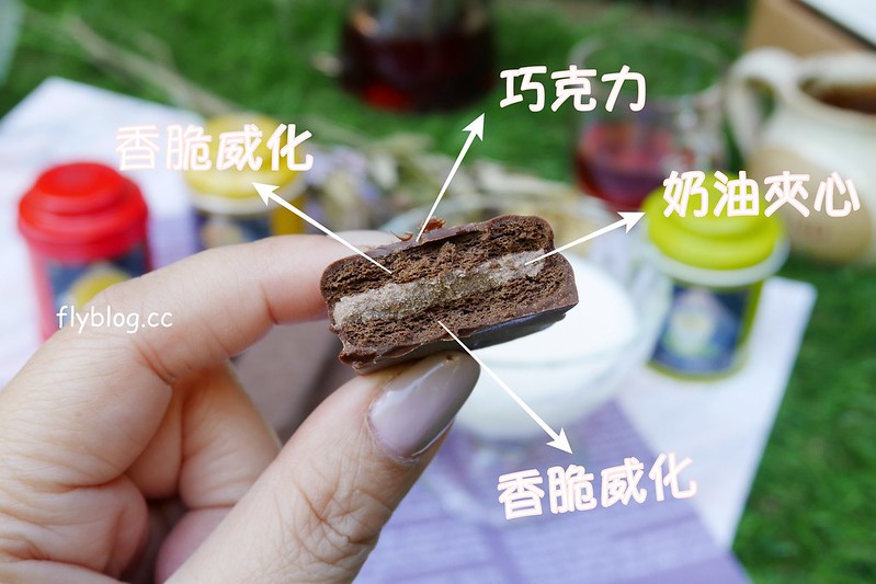Tim Tam 巧克力餅乾：澳洲必買伴手禮推薦！100%澳洲原裝進口，味道香醇濃郁，每一口都是真材實料，Tim Tam 巧克力餅乾台灣也買的到哦！ @飛天璇的口袋
