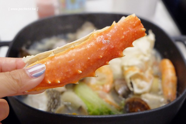 肉魂鑄鐵料理．de Meaty Spirit┃台中北屯美食：環境寬敞又明亮，食材新鮮又奢華，澳洲9A牛肉+帝王蟹等季節性現流海鮮，台中少見的鐵鑄鍋火鍋店 @飛天璇的口袋