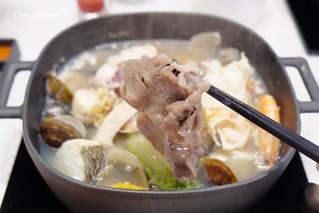 肉魂鑄鐵料理．de Meaty Spirit┃台中北屯美食：環境寬敞又明亮，食材新鮮又奢華，澳洲9A牛肉+帝王蟹等季節性現流海鮮，台中少見的鐵鑄鍋火鍋店 @飛天璇的口袋