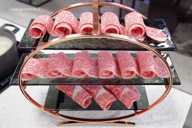 肉魂鑄鐵料理．de Meaty Spirit┃台中北屯美食：環境寬敞又明亮，食材新鮮又奢華，澳洲9A牛肉+帝王蟹等季節性現流海鮮，台中少見的鐵鑄鍋火鍋店 @飛天璇的口袋