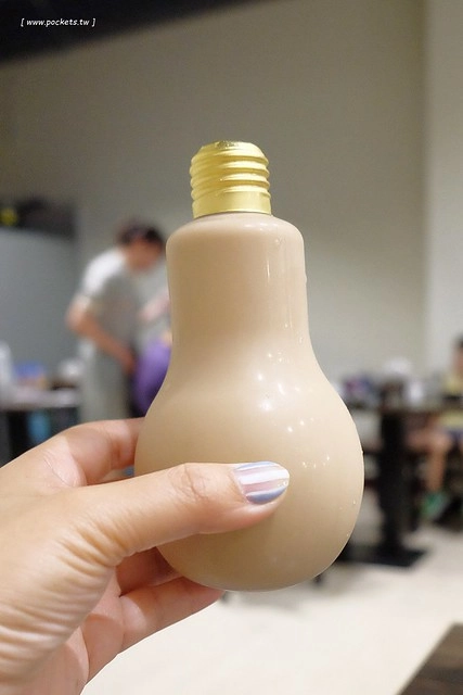 同拉麵┃台中北屯美食：大坑地區的深夜食堂，很接近日本風味的好吃拉麵，才開幕沒多久就要拿號碼牌，除了九州拉麵還有關東煮，超夯的小鮮肉和燈炮奶茶 @飛天璇的口袋