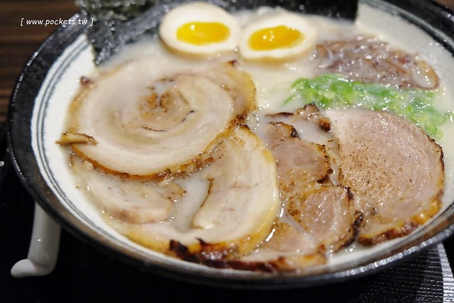 同拉麵┃台中北屯美食：大坑地區的深夜食堂，很接近日本風味的好吃拉麵，才開幕沒多久就要拿號碼牌，除了九州拉麵還有關東煮，超夯的小鮮肉和燈炮奶茶 @飛天璇的口袋