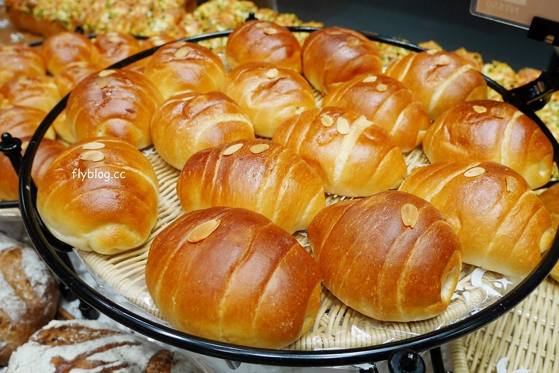 台中吳寶春麵包｜世界冠軍麵包台中也吃的到，推薦台中限定和鹽味可頌，還有冰淇淋也很好吃 @飛天璇的口袋