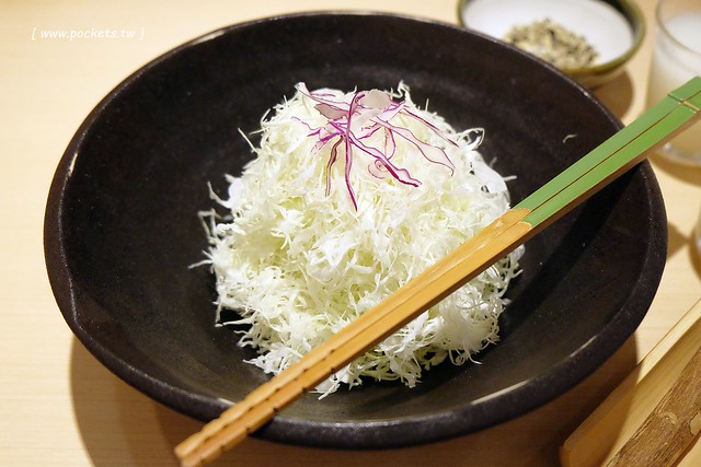 新宿勝博殿｜慶祝11週年慶，週週抽日本東京雙人來回機票，新上市金黃極濃的雪花起司豬排，品嚐超厚切日式炸豬排的美味 @飛天璇的口袋