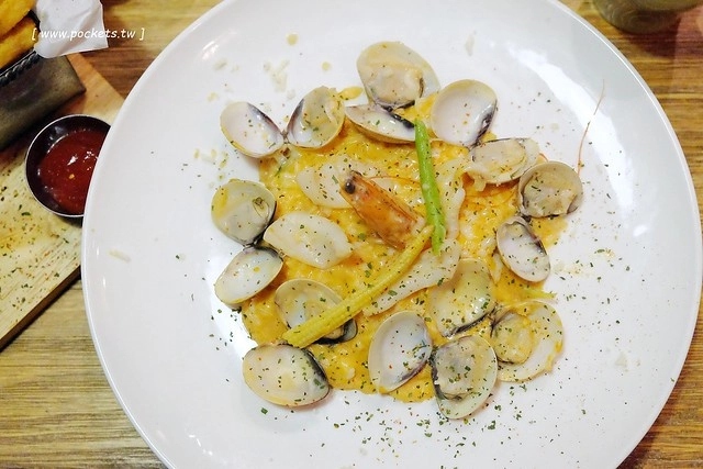 小倉庫．DEPOT：充滿英式復古情懷的文青咖啡館，可以從早午餐吃到下午茶，推薦燉飯和甜點，好吃有誠意 @飛天璇的口袋