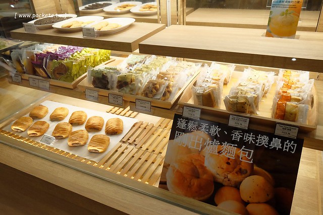 莎得徠茲．Chateraise┃台中逢甲美食：來自日本富士山下山梨縣的日法式甜點店，日本擁有470家連鎖店，標榜使用日本直送的食材，推薦生乳捲和泡芙 @飛天璇的口袋