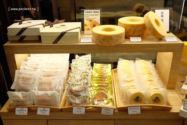 莎得徠茲．Chateraise┃台中逢甲美食：來自日本富士山下山梨縣的日法式甜點店，日本擁有470家連鎖店，標榜使用日本直送的食材，推薦生乳捲和泡芙 @飛天璇的口袋