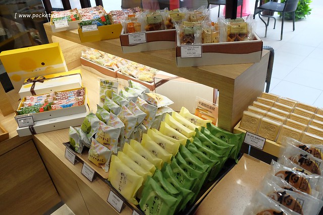 莎得徠茲．Chateraise┃台中逢甲美食：來自日本富士山下山梨縣的日法式甜點店，日本擁有470家連鎖店，標榜使用日本直送的食材，推薦生乳捲和泡芙 @飛天璇的口袋