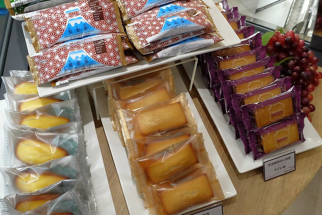 莎得徠茲．Chateraise┃台中逢甲美食：來自日本富士山下山梨縣的日法式甜點店，日本擁有470家連鎖店，標榜使用日本直送的食材，推薦生乳捲和泡芙 @飛天璇的口袋