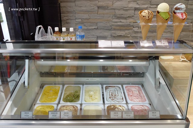 莎得徠茲．Chateraise┃台中逢甲美食：來自日本富士山下山梨縣的日法式甜點店，日本擁有470家連鎖店，標榜使用日本直送的食材，推薦生乳捲和泡芙 @飛天璇的口袋