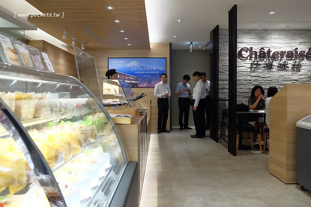 莎得徠茲．Chateraise┃台中逢甲美食：來自日本富士山下山梨縣的日法式甜點店，日本擁有470家連鎖店，標榜使用日本直送的食材，推薦生乳捲和泡芙 @飛天璇的口袋