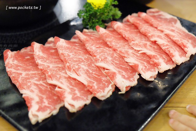 灰鴿┃台中西屯美食：中科商圈精緻火鍋餐廳，嚴選頂級食材， 澳洲極黑和牛、活體波士頓龍蝦、帝王鮭魚、天使紅蝦，開幕期間點鍋送伊比利豬 @飛天璇的口袋