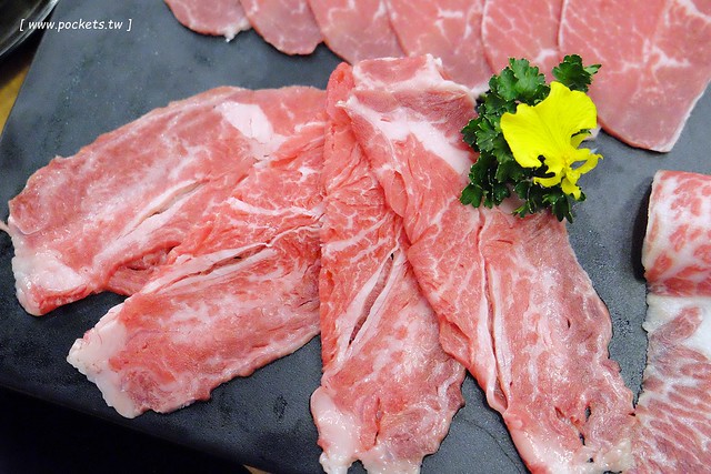 灰鴿┃台中西屯美食：中科商圈精緻火鍋餐廳，嚴選頂級食材， 澳洲極黑和牛、活體波士頓龍蝦、帝王鮭魚、天使紅蝦，開幕期間點鍋送伊比利豬 @飛天璇的口袋