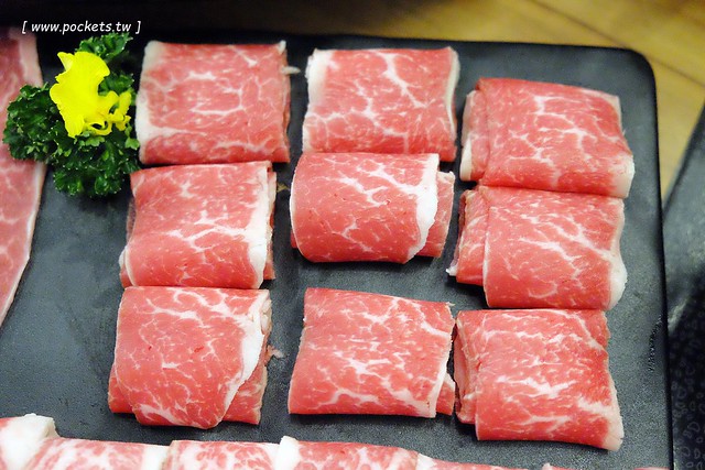 灰鴿┃台中西屯美食：中科商圈精緻火鍋餐廳，嚴選頂級食材， 澳洲極黑和牛、活體波士頓龍蝦、帝王鮭魚、天使紅蝦，開幕期間點鍋送伊比利豬 @飛天璇的口袋