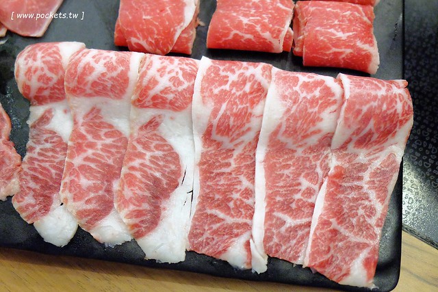 灰鴿┃台中西屯美食：中科商圈精緻火鍋餐廳，嚴選頂級食材， 澳洲極黑和牛、活體波士頓龍蝦、帝王鮭魚、天使紅蝦，開幕期間點鍋送伊比利豬 @飛天璇的口袋