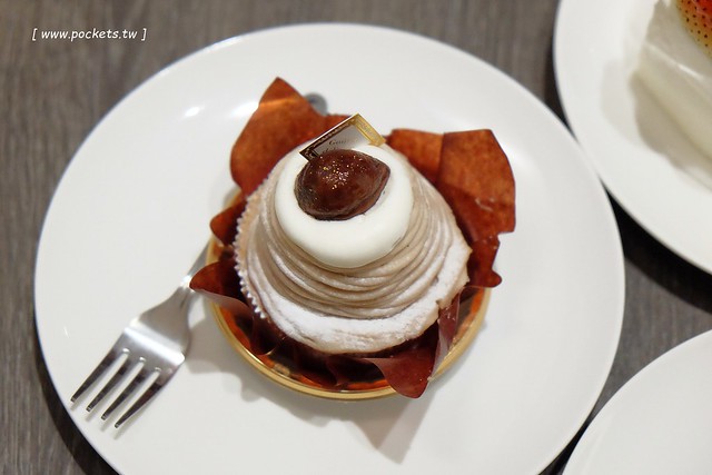 莎得徠茲．Chateraise┃台中逢甲美食：來自日本富士山下山梨縣的日法式甜點店，日本擁有470家連鎖店，標榜使用日本直送的食材，推薦生乳捲和泡芙 @飛天璇的口袋