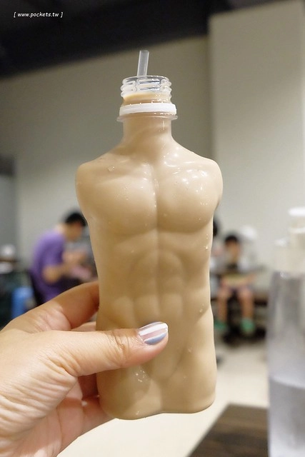 同拉麵┃台中北屯美食：大坑地區的深夜食堂，很接近日本風味的好吃拉麵，才開幕沒多久就要拿號碼牌，除了九州拉麵還有關東煮，超夯的小鮮肉和燈炮奶茶 @飛天璇的口袋