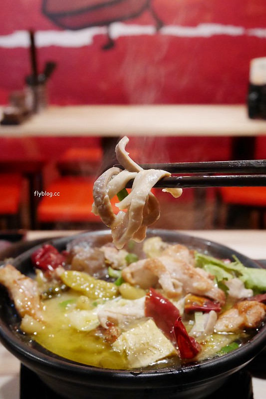 那個鍋．一中店┃台中北區：一個人也可以吃麻辣鍋，還有手工麵無限吃到飽，一中店試賣期間全面5折 @飛天璇的口袋