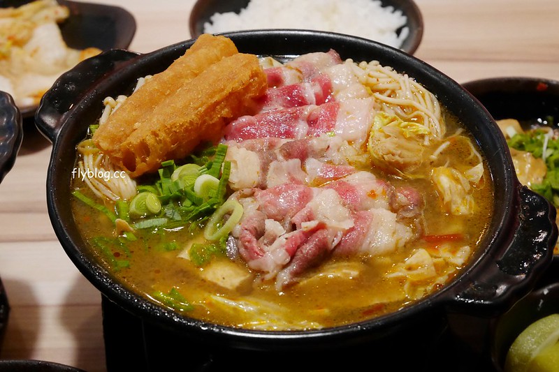 那個鍋．一中店┃台中北區：一個人也可以吃麻辣鍋，還有手工麵無限吃到飽，一中店試賣期間全面5折 @飛天璇的口袋