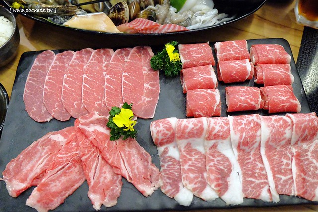 灰鴿┃台中西屯美食：中科商圈精緻火鍋餐廳，嚴選頂級食材， 澳洲極黑和牛、活體波士頓龍蝦、帝王鮭魚、天使紅蝦，開幕期間點鍋送伊比利豬 @飛天璇的口袋