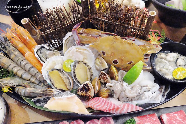 灰鴿┃台中西屯美食：中科商圈精緻火鍋餐廳，嚴選頂級食材， 澳洲極黑和牛、活體波士頓龍蝦、帝王鮭魚、天使紅蝦，開幕期間點鍋送伊比利豬 @飛天璇的口袋