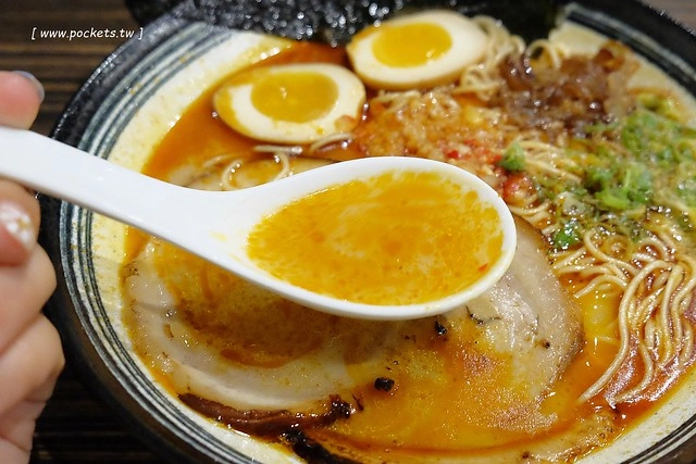 同拉麵┃台中北屯美食：大坑地區的深夜食堂，很接近日本風味的好吃拉麵，才開幕沒多久就要拿號碼牌，除了九州拉麵還有關東煮，超夯的小鮮肉和燈炮奶茶 @飛天璇的口袋